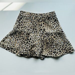 Stradivarius women’s cheetah print skirt/short.